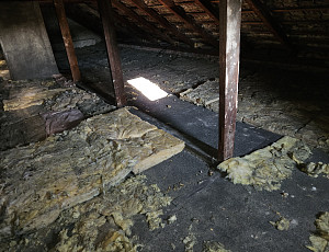 Zateplení stropu patrového rodinného domu pomocí foukané izolace